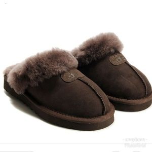 dark brown ugg slippers